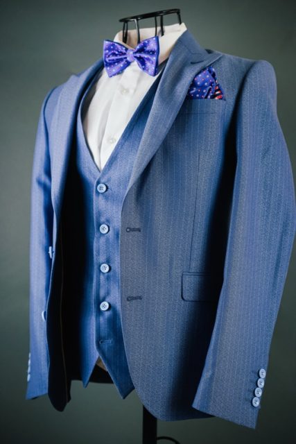 Мужской костюм тройка синего цвета в вертикальную полоску