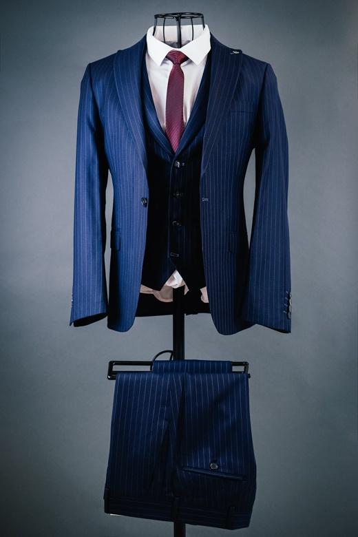 Мужской костюм тройка синего цвета в вертикальную полоску белого цвета