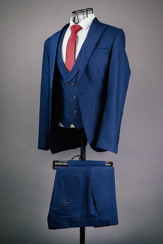 Мужской костюм тройка синего цвета