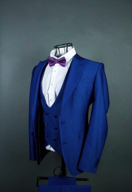 Мужской костюм тройка синего цвета с двубортным жилетом