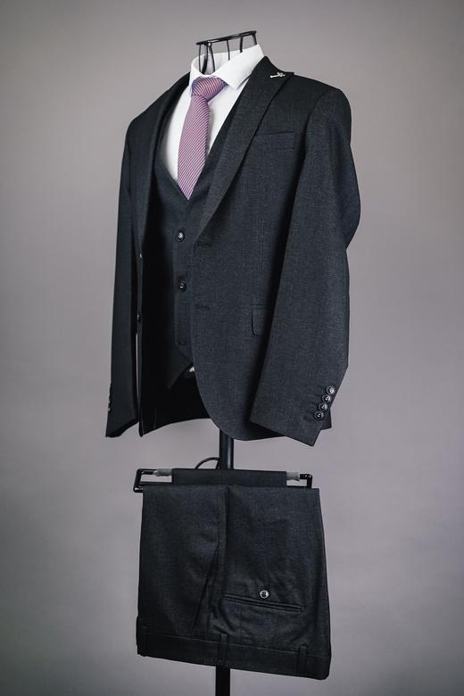 Мужской костюм тройка черного цвета с двубортной жилеткой