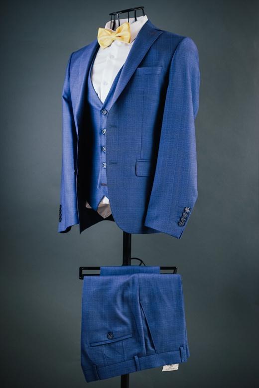 Мужской костюм тройка синего цвета