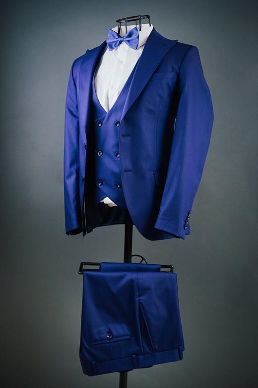 Мужской костюм тройка синего цвета, однотонный