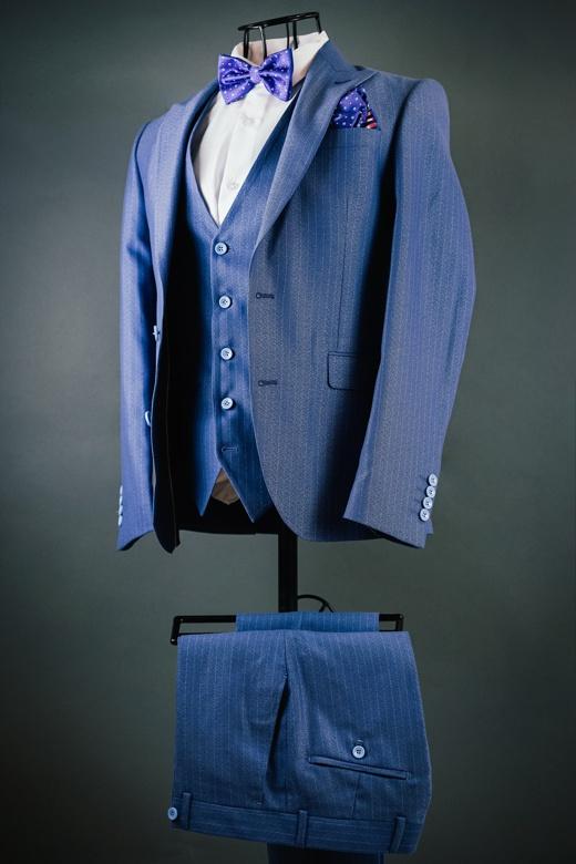 Мужской костюм тройка синего цвета в вертикальную полоску