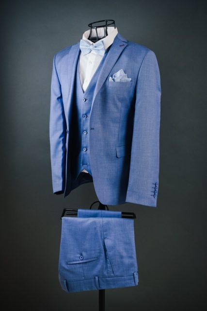 Мужской костюм тройка голубого цвета