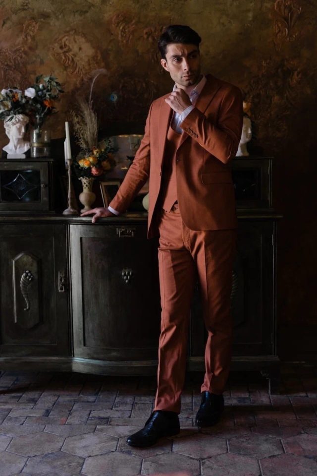 Мужской костюм тройка оранжевого цвета