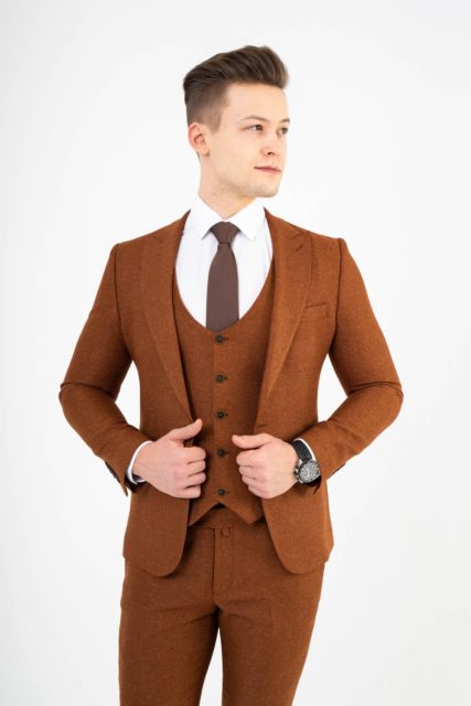 Мужской костюм тройка песочно-коричневого цвета